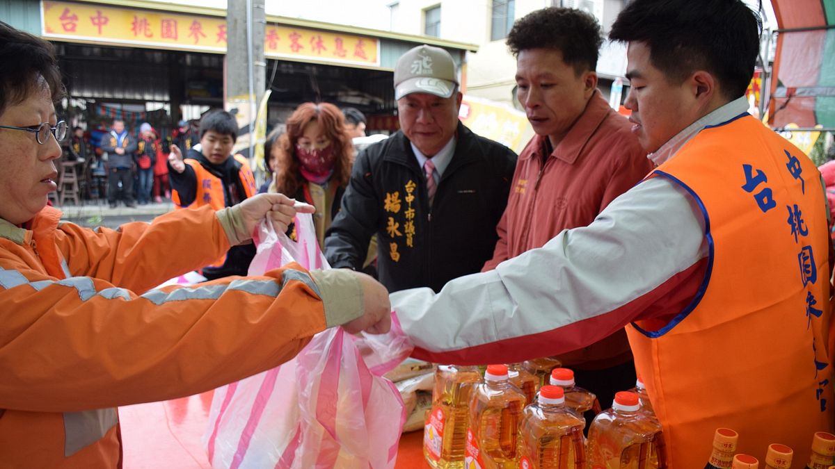 台中桃園參天宮外埔濟貧 楊永昌全程分送物資受肯定 台中桃園參天宮外埔濟貧 楊永昌全程分送物資受肯定