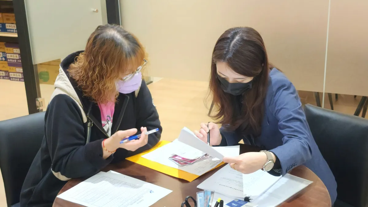中繼宅住戶簽約(圖/新北市政府都市更新處)