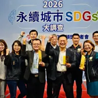桃園市副市長蘇俊賓及獲獎市府團隊合影。(圖/桃園市政府提供) 桃園市副市長蘇俊賓及獲獎市府團隊合影。(圖/桃園市政府提供)