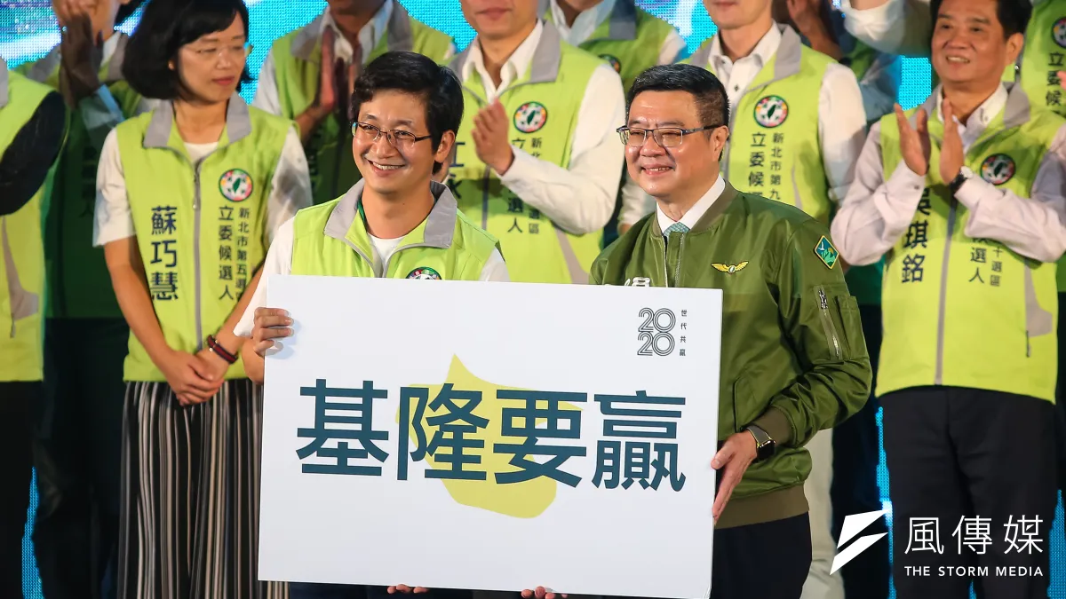 民進黨立委蔡適應(左)解釋,因藍色是代表基隆海洋的色調,才使用藍色看板。(資料照,顏麟宇攝)