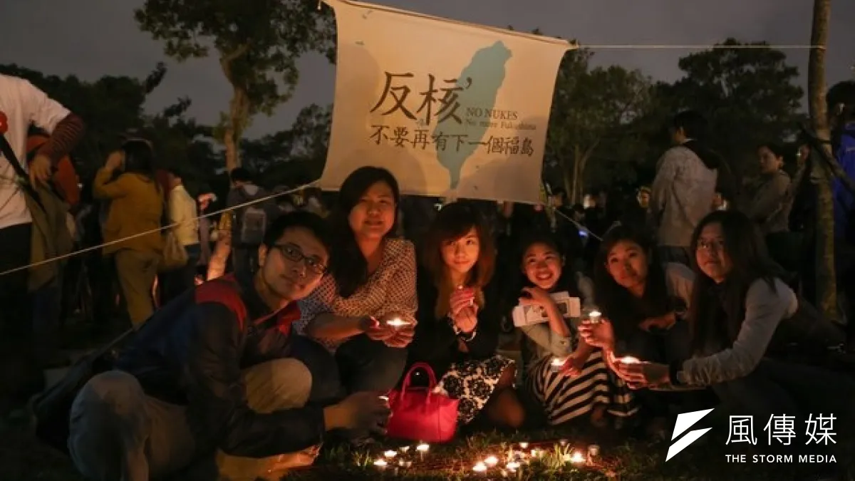民進黨立院黨團將於24日晚發起「一人一叩」活動聲援林義雄。圖為民眾22日舉行的「燭光守護、廢核決心」廢核光點行動。(余志偉攝)