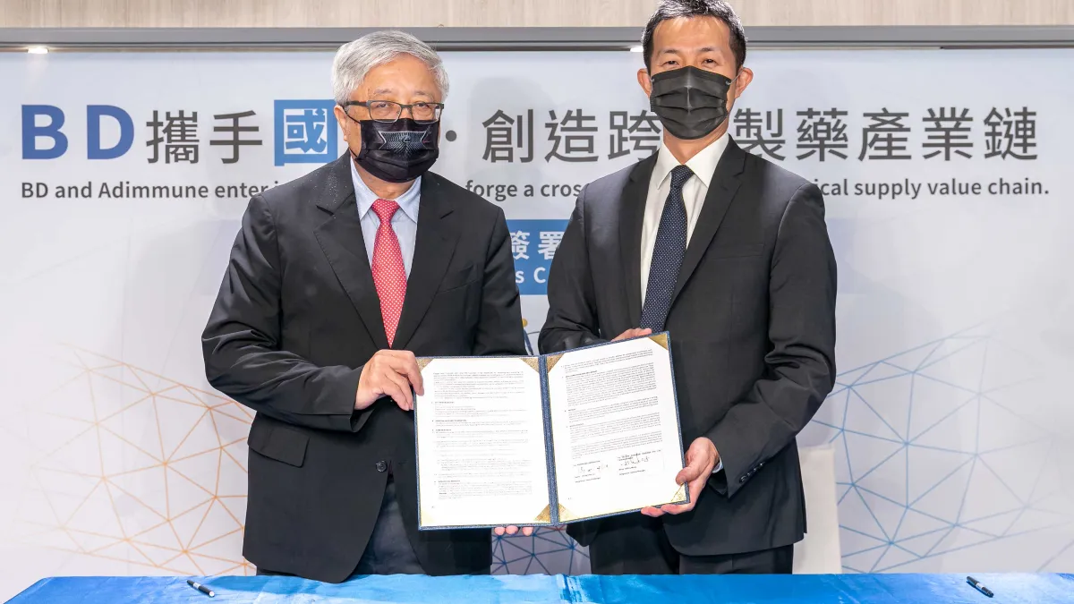 醫療技術公司BD公司王明傑總經理(右)與國光生物科技股份有限公司留忠正總經理(左)簽訂合作備忘錄。