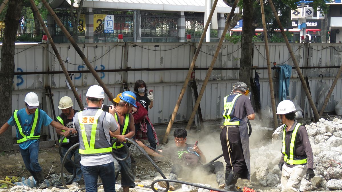 游藝遭操作高壓空氣槍的樹花園公司某位主任,率領工人在水泥碎石地上拖行數公尺,造成手部、背部與臀部多處嚴重擦傷。(松菸護樹團體提供) 游藝遭操作高壓空氣槍的樹花園公司某位主任,率領工人在水泥碎石地上拖行數公尺,造成手部、背部與臀部多處嚴重擦傷。(松菸護樹團體提供)
