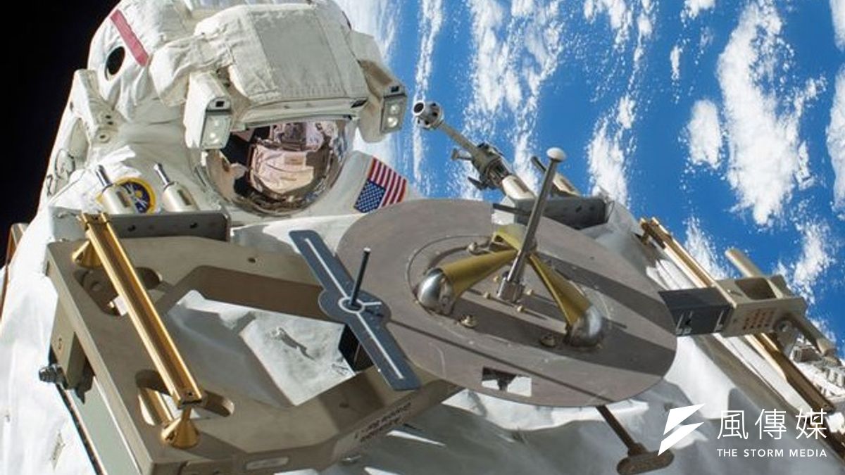 太空人以機械手臂推送新冷媒幫浦,圖片來源:NASA 太空人以機械手臂推送新冷媒幫浦,圖片來源:NASA