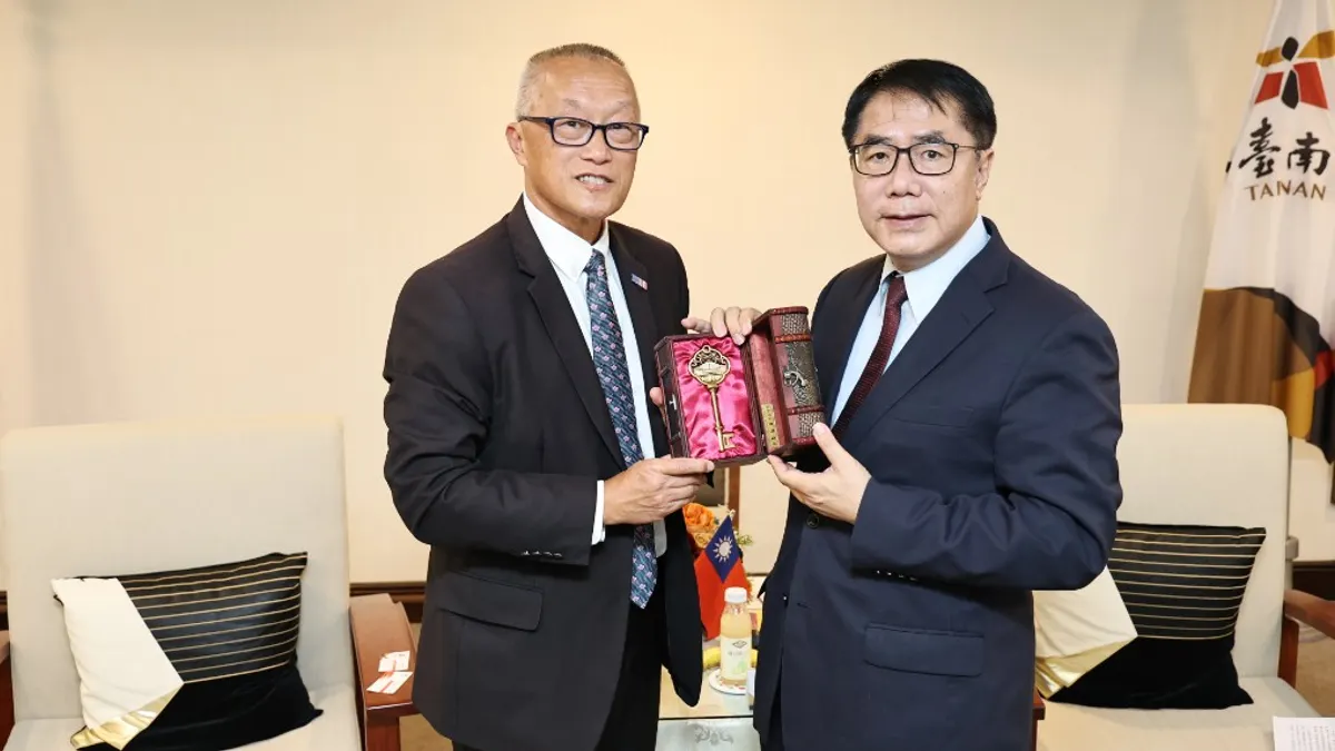 黃偉哲市長致贈「台南市鑰」給友誼市托倫斯市長陳光豪。(圖/台南市府提供) 黃偉哲市長致贈「台南市鑰」給友誼市托倫斯市長陳光豪。(圖/台南市府提供)