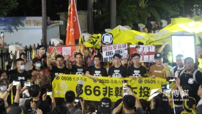 作者認為,韓國瑜帶職參選是不爭的事實,但民進黨雙標、動用國家機器追殺韓,罔顧程序瑕疵也同樣是不爭的事實。圖為罷韓團體舉行「罷韓夜光超級黃絲帶遊行」。(資料照,黃信維攝)