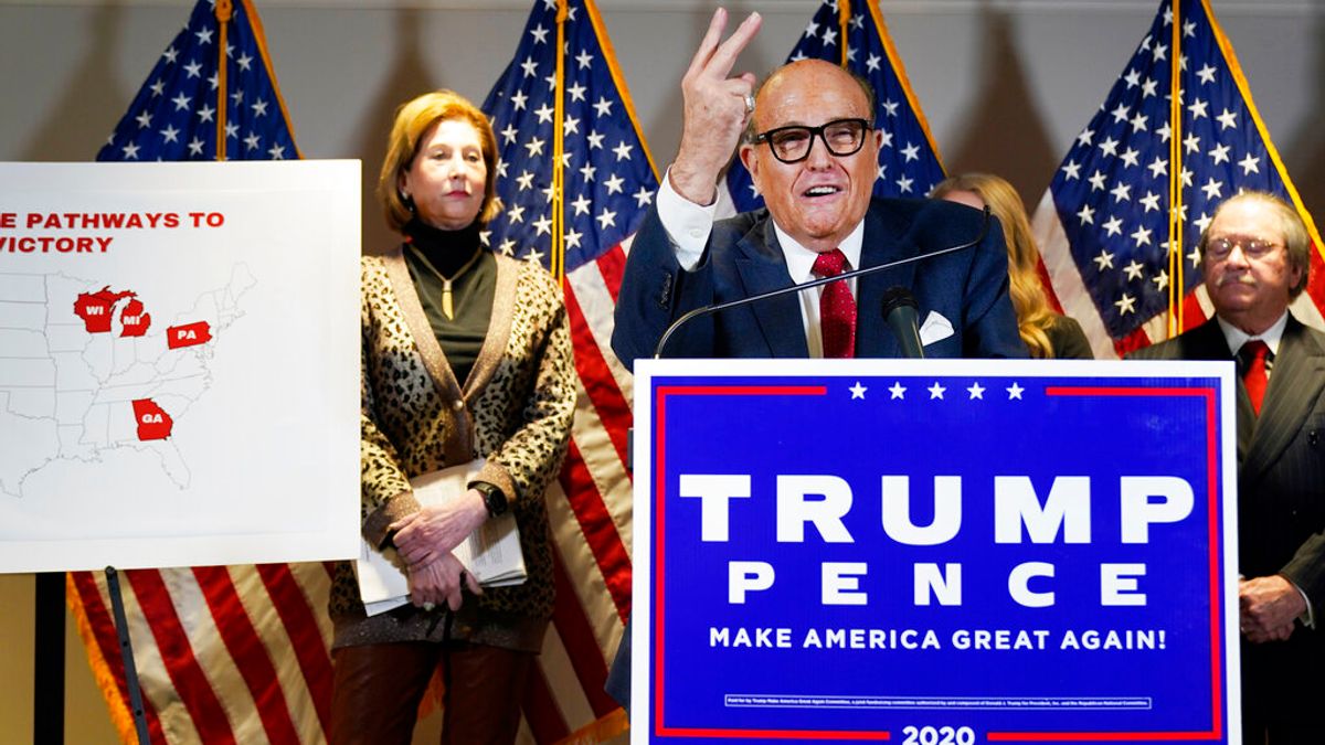 川普私人律師朱利安尼召開記者會,繼續推銷各種陰謀論與選取欺詐的所謂證據。(美聯社) 川普私人律師朱利安尼召開記者會,繼續推銷各種陰謀論與選取欺詐的所謂證據。(美聯社)