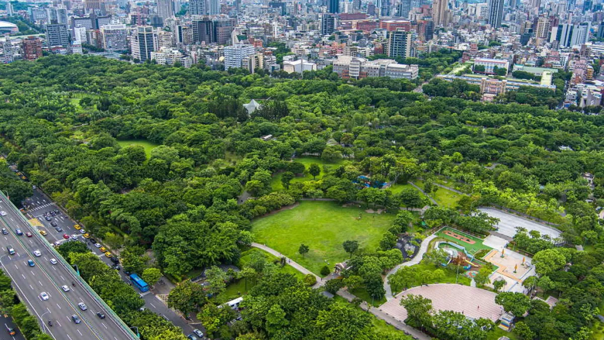台北市的大安區鄰近國立台灣大學、台灣師範大學等頂尖學府,更擁有大安森林公園、永康街等知名景點,因此長期被視為全台最富裕、最具代表性的精華地段。(圖/取自台北旅遊網)