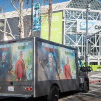 綠色和平美國辦公室(Greenpeace USA)在NVIDIA GTC 大會揭幕日當天,利用三面電子看板的卡車,開始在聖荷西會議中心周邊發動了一場移動式的抗議行動。(Brooke Anderson提供) 綠色和平美國辦公室(Greenpeace USA)在NVIDIA GTC 大會揭幕日當天,利用三面電子看板的卡車,開始在聖荷西會議中心周邊發動了一場移動式的抗議行動。(Brooke Anderson提供)