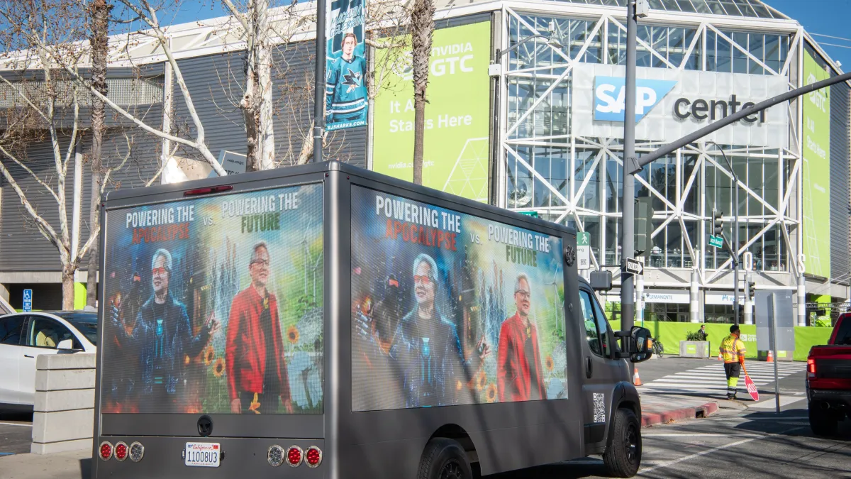 綠色和平美國辦公室(Greenpeace USA)在NVIDIA GTC 大會揭幕日當天,利用三面電子看板的卡車,開始在聖荷西會議中心周邊發動了一場移動式的抗議行動。(Brooke Anderson提供)