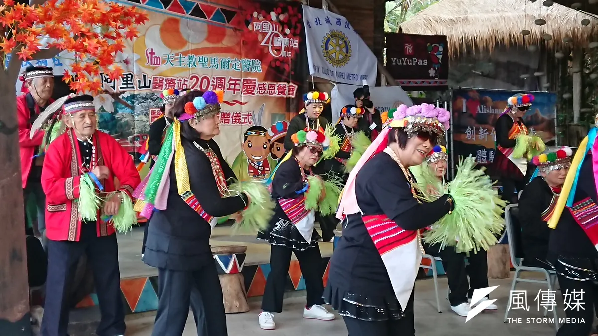 阿里山鄉年輕人口嚴重外流,所幸有天主教聖馬爾定醫院開辦的老人日托中心,鄒族的阿公阿嬤們才能老有所依,載歌載舞的活力更不輸年輕人。(黃天如攝) 阿里山鄉年輕人口嚴重外流,所幸有天主教聖馬爾定醫院開辦的老人日托中心,鄒族的阿公阿嬤們才能老有所依,載歌載舞的活力更不輸年輕人。(黃天如攝)