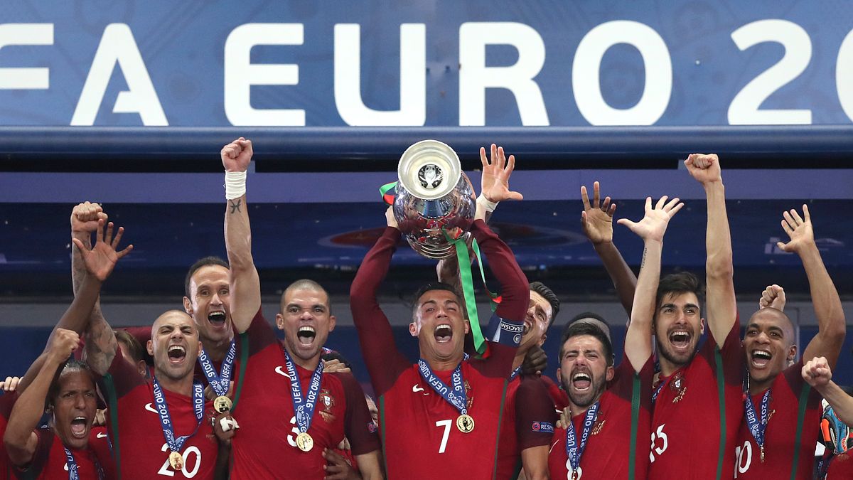 葡萄牙今年終於如願捧起冠軍獎盃。(美聯社) 葡萄牙今年終於如願捧起冠軍獎盃。(美聯社)