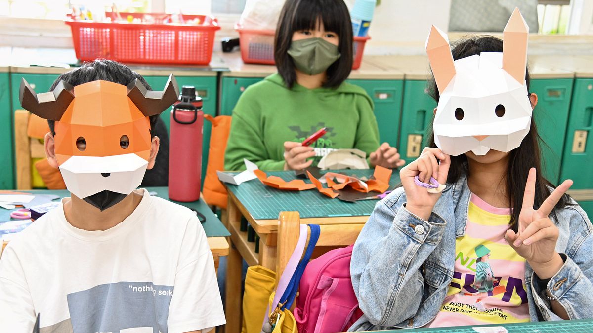 別緻的史前動物立體紙雕動物面具做為獨特兒童節禮物。(圖/新北市政府文化局) 別緻的史前動物立體紙雕動物面具做為獨特兒童節禮物。(圖/新北市政府文化局)