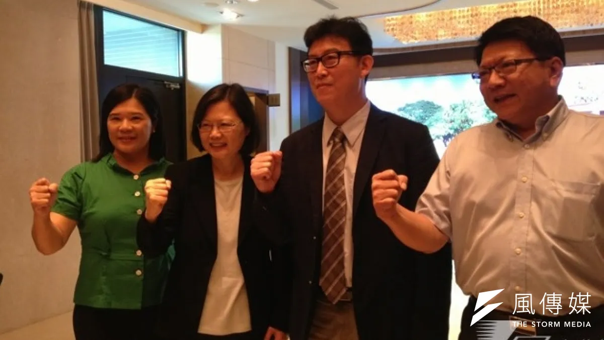 民進黨主席蔡英文應媒體之邀,與立委吳宜臻丶姚文智丶潘孟安合照,並高喊「凍蒜」為年底選戰造勢。(王立柔攝)