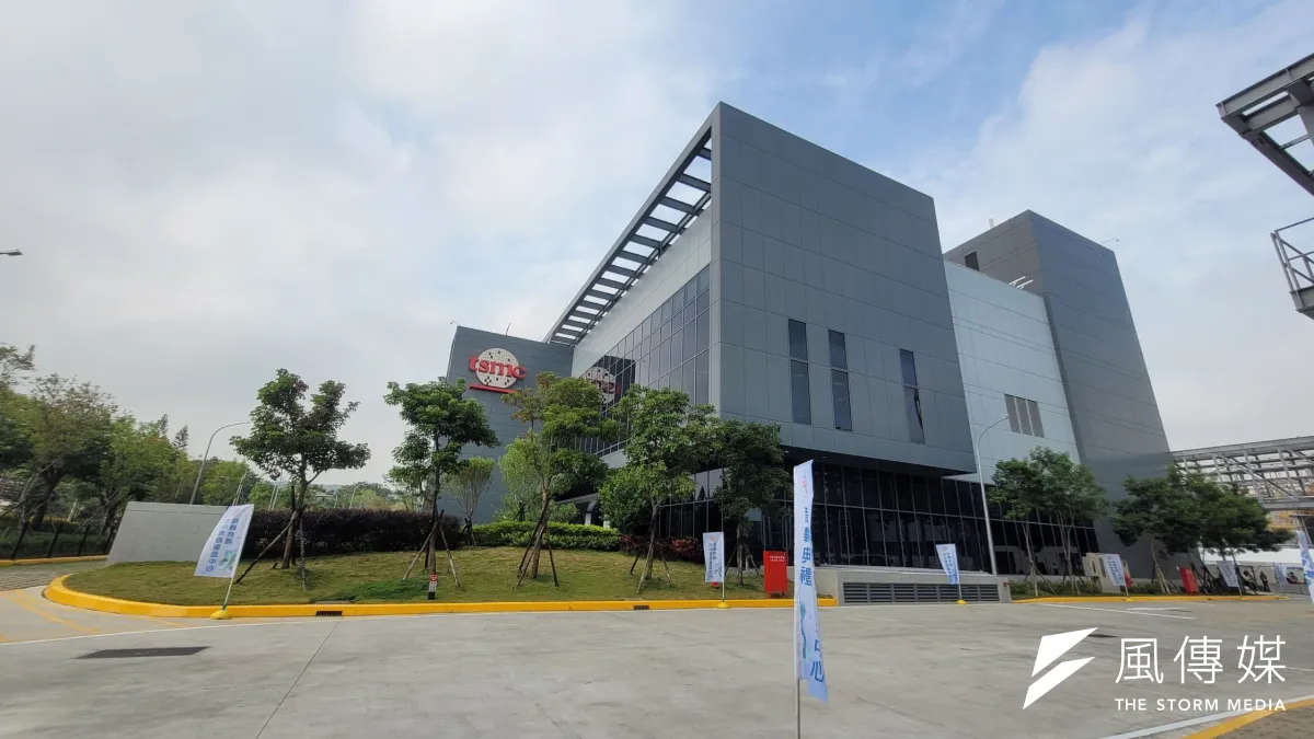台積電今(13)日在中部科學園區舉辦零廢製造中心商轉儀式,更加碼和環境部簽訂碳捕捉合作備忘錄(MoU)。圖為零廢製造中心廠區建築。(張薰云攝)
