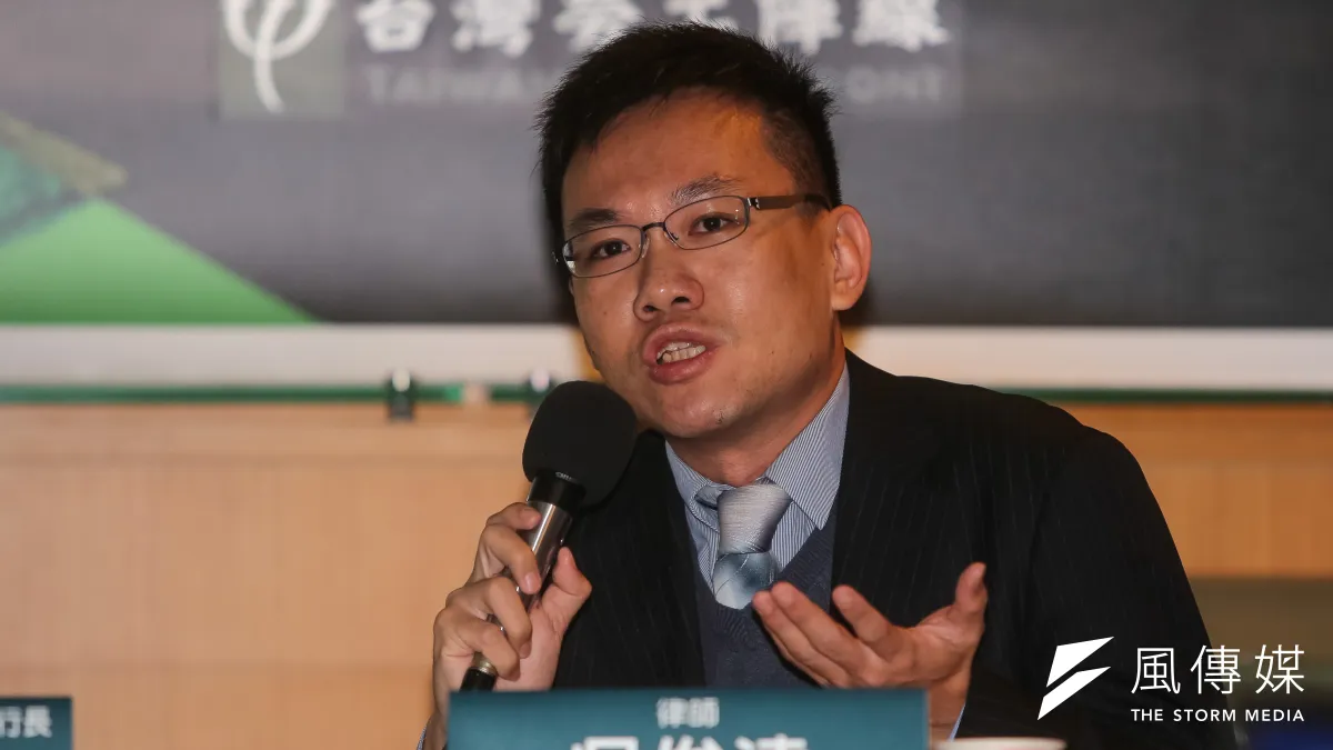 對於長榮員工內部對話不斷外流,桃園市空服員職業工會律師吳俊達(見圖)質疑,這些爆料內容正是「資方間諜」或暗樁主動提供。(資料照,顏麟宇攝)
