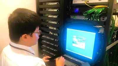 輕度聽障者阿杰失業後,參加北分署職業訓練培訓專業職能,成功轉換跑道成為MIS工程師。(圖/勞動力發展署北分署提供)