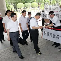 7年前に京華城株主救済会が市議会に容積率について抗議し、柯文哲市長に陳情を行った。7年後、柯文哲は京華城の容積率問題で「利益供与」の容疑により勾留中となっている。(資料写真、蘇仲泓撮影) 7年前に京華城株主救済会が市議会に容積率について抗議し、柯文哲市長に陳情を行った。7年後、柯文哲は京華城の容積率問題で「利益供与」の容疑により勾留中となっている。(資料写真、蘇仲泓撮影)