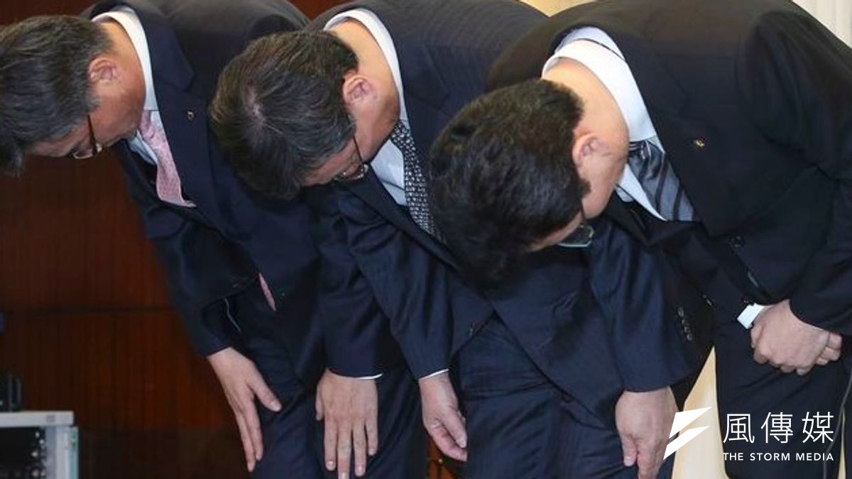 南韓農協卡、樂天卡與KB國民卡(由左至右)的高階主管20日出面為信用卡個資遭竊道歉。(美聯社) 南韓農協卡、樂天卡與KB國民卡(由左至右)的高階主管20日出面為信用卡個資遭竊道歉。(美聯社)