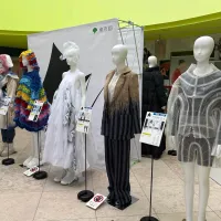 東京都は世界に羽ばたく若手デザイナーを育成するファッションコンクールの受賞作品展を6月から7月に渋谷と表参道で開催し、パリでの発表を見据えた初回講義を6月24日に実施する。(写真/東京都ファッションコンクール「NFDT/SFDA」広報事務局提供) 東京都は世界に羽ばたく若手デザイナーを育成するファッションコンクールの受賞作品展を6月から7月に渋谷と表参道で開催し、パリでの発表を見据えた初回講義を6月24日に実施する。(写真/東京都ファッションコンクール「NFDT/SFDA」広報事務局提供)