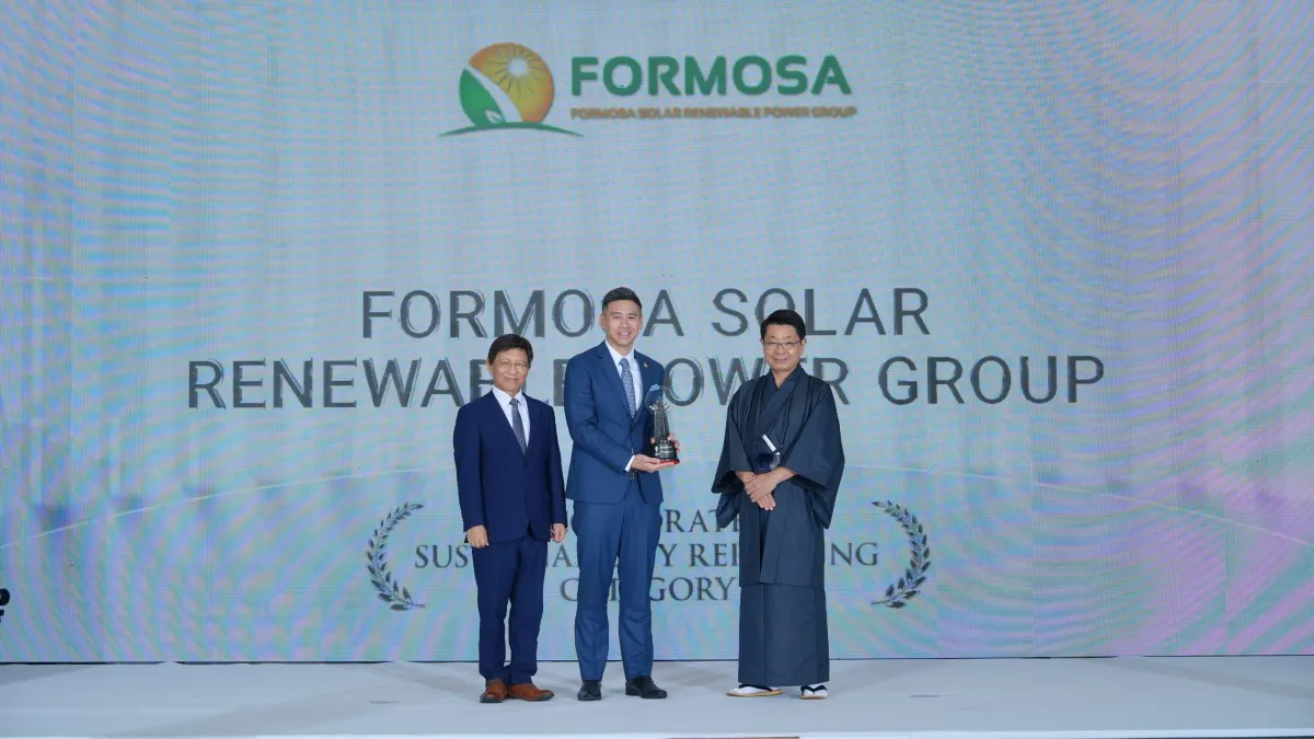 寶島陽光榮獲2025AREA亞洲企業社會責任獎「永續報告獎」,執行長卓國良(中)代表領獎。圖片來源:寶島陽光