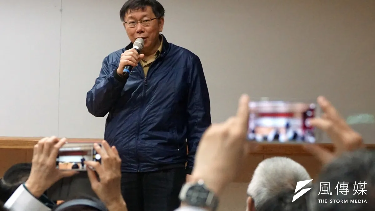 台北市長柯文哲27日表示,兩岸要互愛互信,至少「一家親總比一家仇好」。圖為柯文哲27日參加「台北市立聯合醫院與輔仁大學合作協議書簽約儀式」。(蘇仲泓攝)