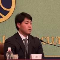 米大リーグのトロント・ブルージェイズへの移籍が決まった岡本和真選手が帰国会見を行い、大谷翔平選手への畏敬の念や長嶋茂雄終身名誉監督との思い出、愛娘によるチーム選びのエピソードなどを「克己心」という言葉と共に語った。(写真/黃信維撮影) 米大リーグのトロント・ブルージェイズへの移籍が決まった岡本和真選手が帰国会見を行い、大谷翔平選手への畏敬の念や長嶋茂雄終身名誉監督との思い出、愛娘によるチーム選びのエピソードなどを「克己心」という言葉と共に語った。(写真/黃信維撮影)