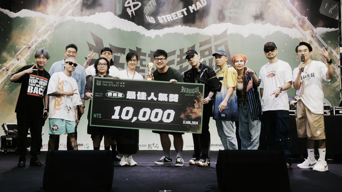 新北市文化局副局長于玟(前排左四)頒發校園組最佳人氣獎由飛天褲褲FYP獲得殊榮。(圖/新北市政府文化局)
