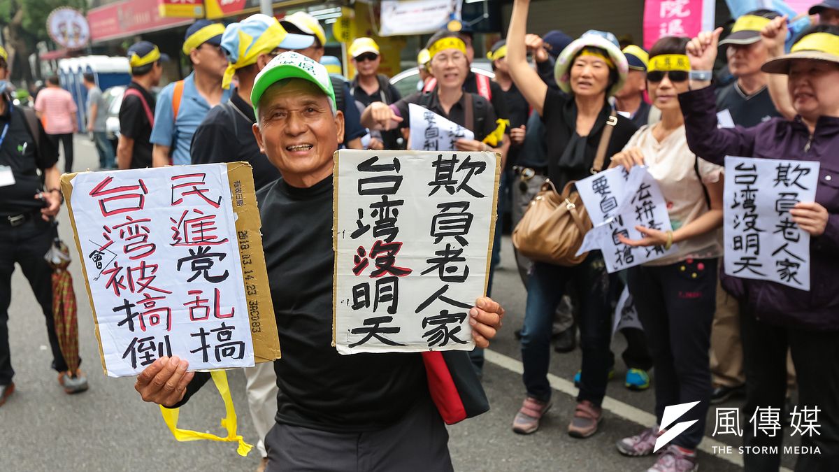 軍公教人員,從年輕20幾歲一生奉獻給國家、人民,到老退休時政府一句話說:政府沒錢,要修法不養你們了。試想,這樣以後誰還會想為國家賣命?(資料照,顏麟宇攝) 軍公教人員,從年輕20幾歲一生奉獻給國家、人民,到老退休時政府一句話說:政府沒錢,要修法不養你們了。試想,這樣以後誰還會想為國家賣命?(資料照,顏麟宇攝)