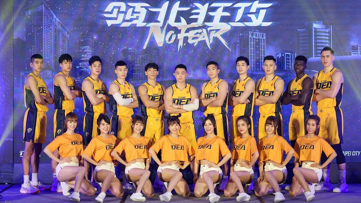 新北中信特攻籃球隊今天舉行開季記者會,中信特攻全體本土隊員首度穿上冠名新北市的「勇氣黃」主場戰袍公開亮相,喊出「No Fear 領北狂攻」口號,擁有高人氣的Passion Sisters也驚喜現身記者會。(圖/中國信託提供) 新北中信特攻籃球隊今天舉行開季記者會,中信特攻全體本土隊員首度穿上冠名新北市的「勇氣黃」主場戰袍公開亮相,喊出「No Fear 領北狂攻」口號,擁有高人氣的Passion Sisters也驚喜現身記者會。(圖/中國信託提供)