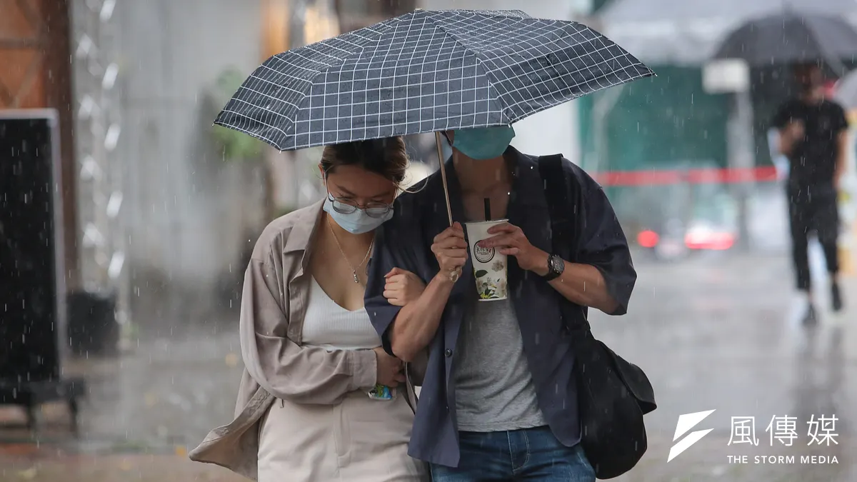 氣象局表示,明(10)日起東北季風報到,氣溫將呈階梯式下降,整天濕涼。(資料照/顏麟宇攝) 氣象局表示,明(10)日起東北季風報到,氣溫將呈階梯式下降,整天濕涼。(資料照/顏麟宇攝)