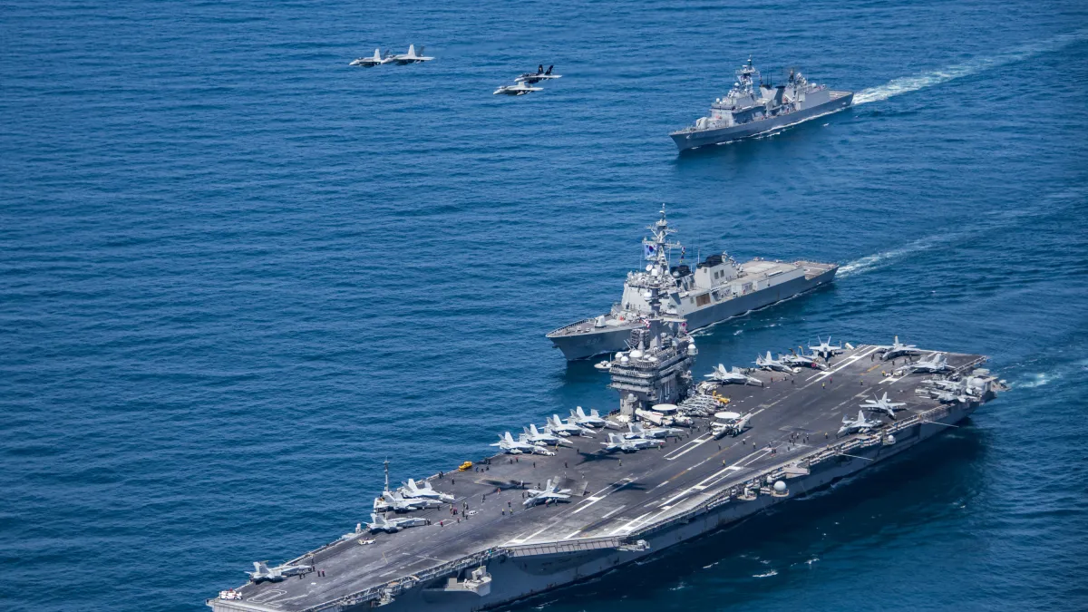 路透社報導,美國官員表示,美國正考慮派遣軍艦通過台灣海峽。圖為美軍卡爾文森號(USS Carl Vinson)航空母艦。(資料照,美聯社)