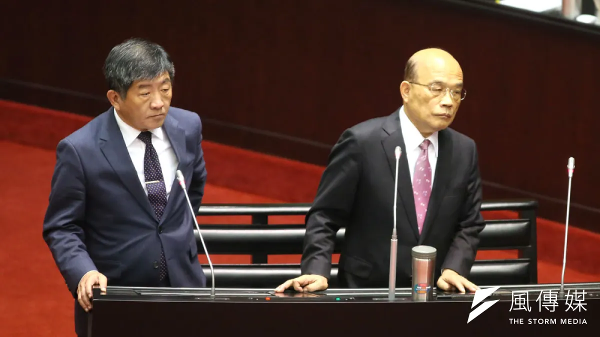 陳時中(左)、蘇貞昌(右)聯手加碼新疫苗,但編列的預算卻不足。(柯承惠攝)