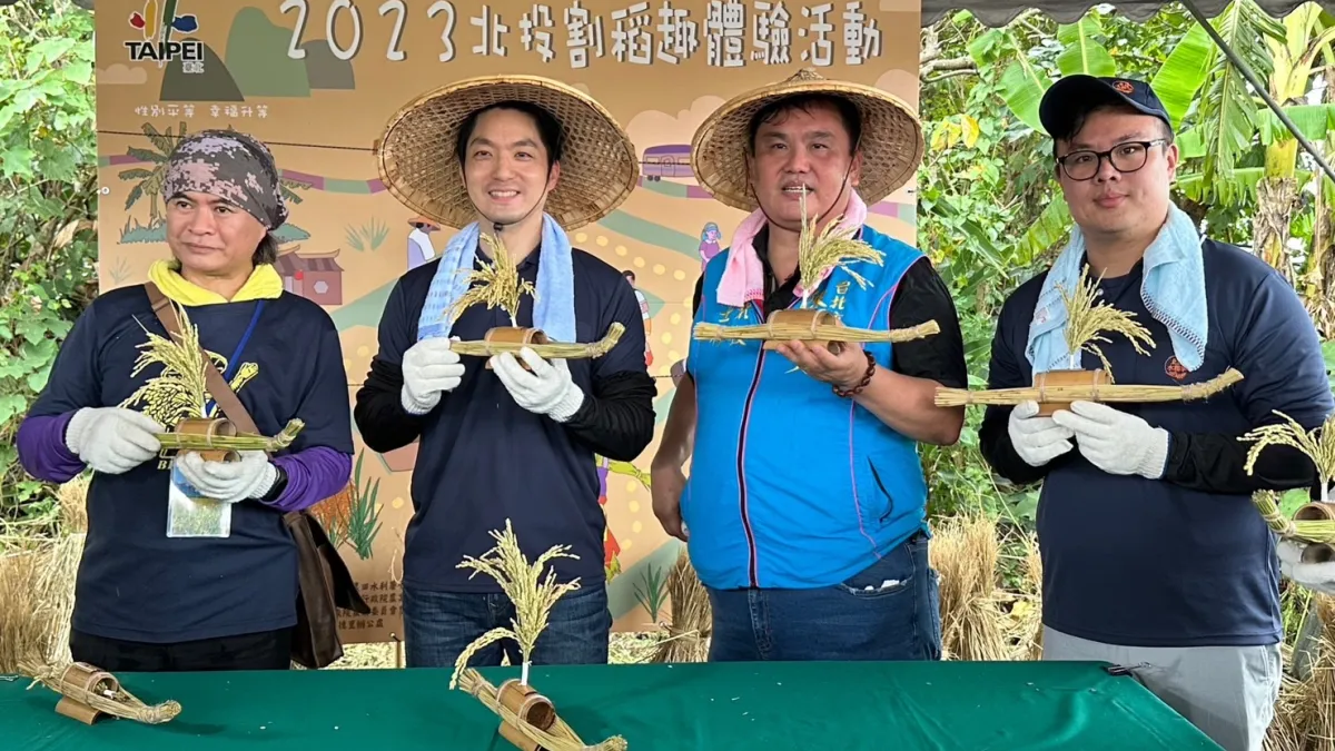 臺北市長蔣萬安出席「2023北投割稻趣體驗活動」,為農民祈求風調雨順,祝福本市農業發展一帆風順。(圖/臺北市政府產業發展局提供)