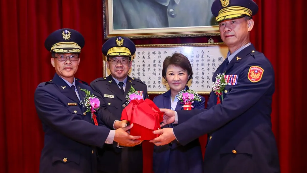 台中市警察局新卸任分局長及大隊長交接,舉行聯合布達交接典禮12日在市警局舉行,由市長盧秀燕親自主持。(圖/臺中市政府提供)