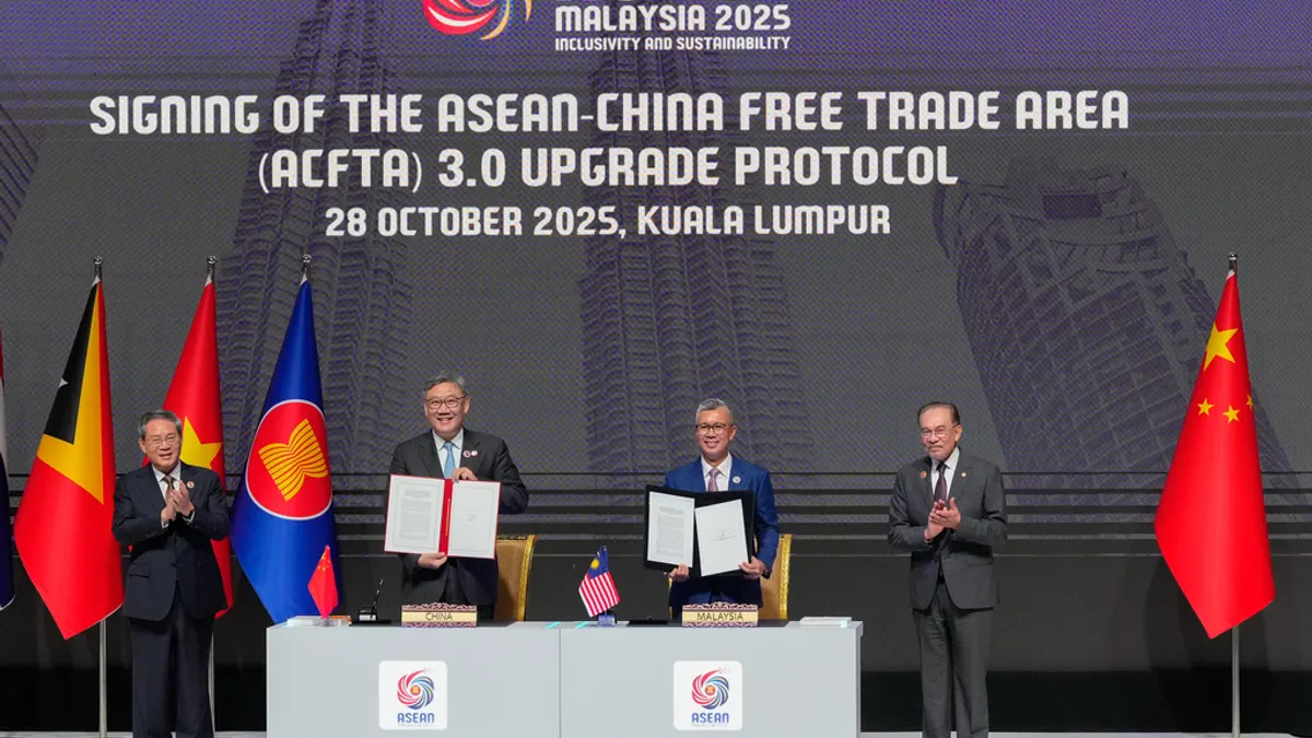 ASEANと中国が「3.0」版の貿易協定に署名。(写真/AP通信) ASEANと中国が「3.0」版の貿易協定に署名。(写真/AP通信)