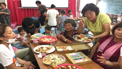 祖孫互動共餐 樂齡港東分班多了笑聲