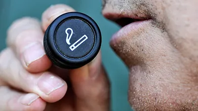 加州大學研究顯示,提高最低薪資有助降低吸菸率。(取自推特)