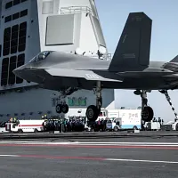 中国空母「福建」は電磁カタパルトでJ-35など艦載機の離着艦を実施し、台湾軍を驚かせた。(資料写真/CCTVウェイボー) 中国空母「福建」は電磁カタパルトでJ-35など艦載機の離着艦を実施し、台湾軍を驚かせた。(資料写真/CCTVウェイボー)