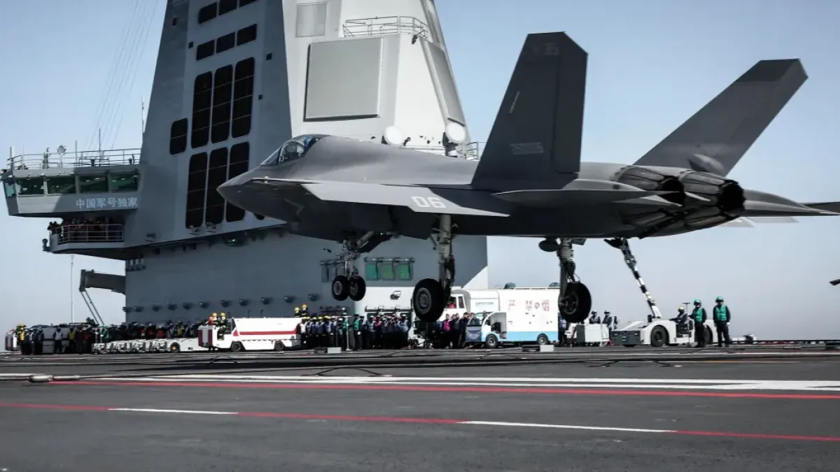 中國航空母艦福建號已運用電磁彈射系統,完成殲-35等戰機的起飛與着艦,讓國軍大感驚訝。(資料照,取自央視微博)