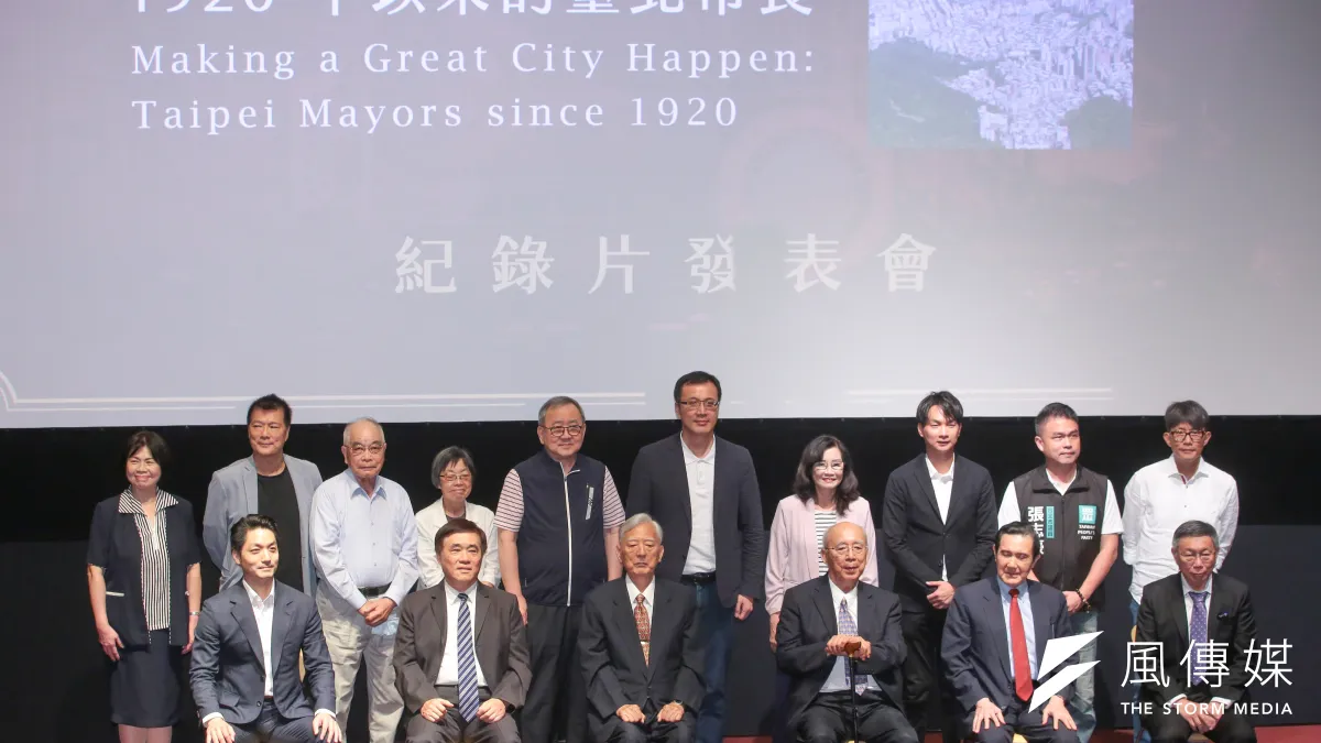 20230613-台北市長蔣萬安(前排左一)、前台北市長郝龍斌(前排左二起)、黃大洲、吳伯雄、馬英九、柯文哲13日出席「世紀擘畫-1920年以來的台北市長」紀錄片發表會。(顏麟宇攝)