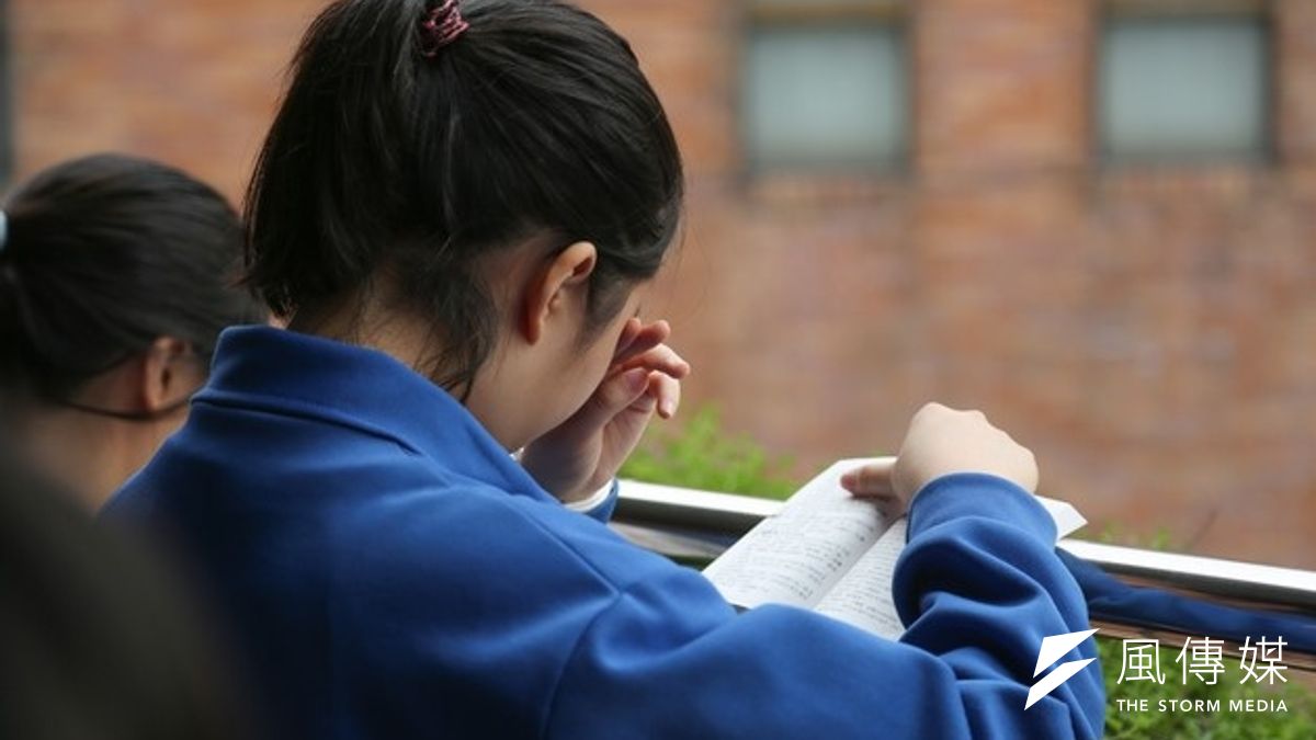 新學期將開始,弱勢家庭面臨困境,包括籌不出子女學費、擔心沒有能力讓孩童繼續升學等。圖為今年國中會考學生,非弱勢家庭學生。(資料照片,余志偉攝) 新學期將開始,弱勢家庭面臨困境,包括籌不出子女學費、擔心沒有能力讓孩童繼續升學等。圖為今年國中會考學生,非弱勢家庭學生。(資料照片,余志偉攝)