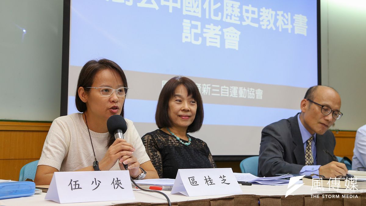 108課綱是人文與科技雙殺的課綱。圖為批評新課綱「無恥」的北一女中國文老師區桂芝(左一)。(顏麟宇攝) 108課綱是人文與科技雙殺的課綱。圖為批評新課綱「無恥」的北一女中國文老師區桂芝(左一)。(顏麟宇攝)