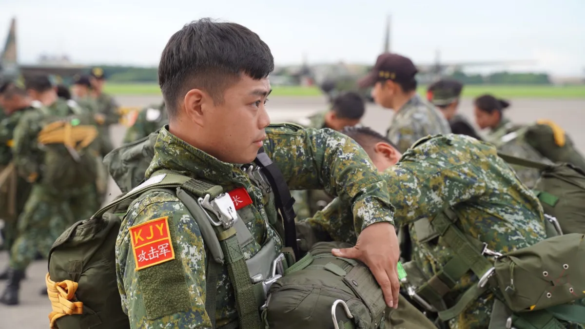 陸軍司令部臉書昨(1)日發布所屬特指部特5營「桌曆故事」,其中有一幕人員身上出現以簡體字書寫的「攻擊軍」字樣臂章,引發關注。(取自軍聞社)