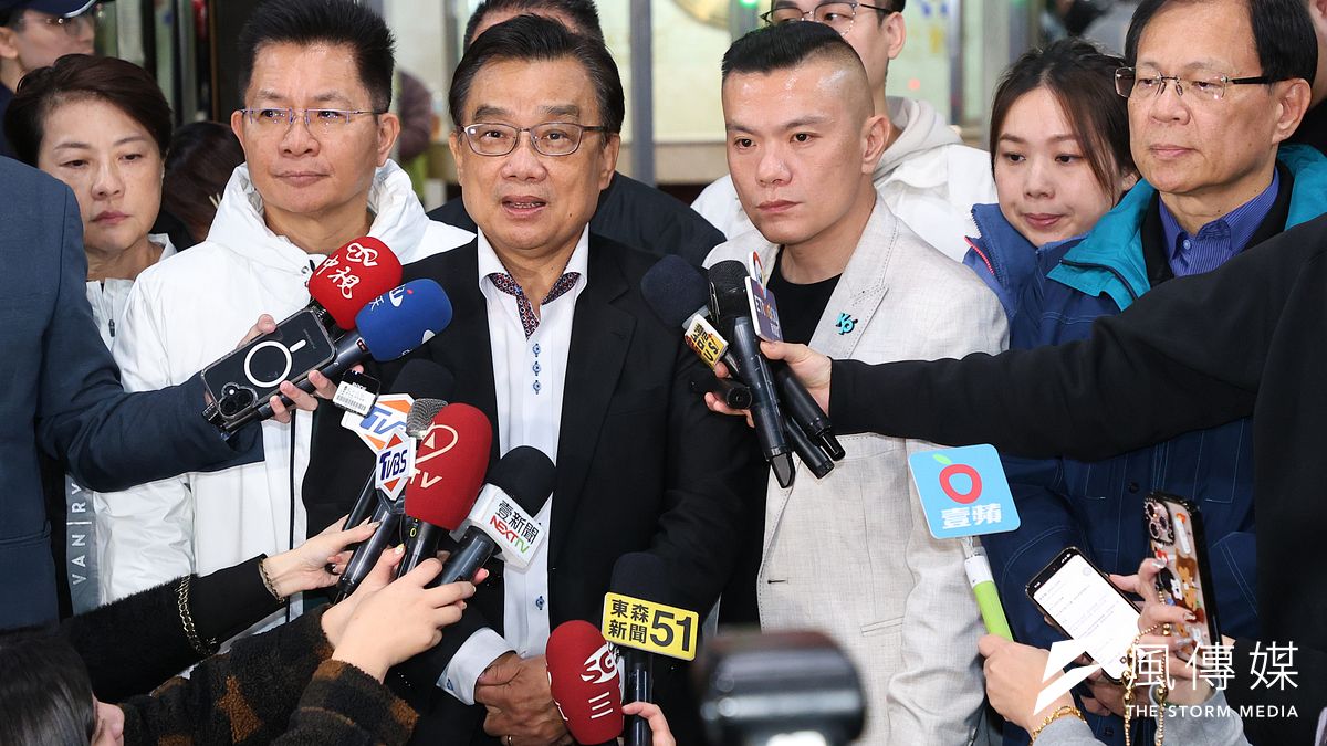 20241229-民眾黨立委黃珊珊(左一)、吳春城(左二)、林國成(左三)、張啟楷(右一)等人29日於北院外接受媒體聯訪。(顏麟宇攝) 20241229-民眾黨立委黃珊珊(左一)、吳春城(左二)、林國成(左三)、張啟楷(右一)等人29日於北院外接受媒體聯訪。(顏麟宇攝)