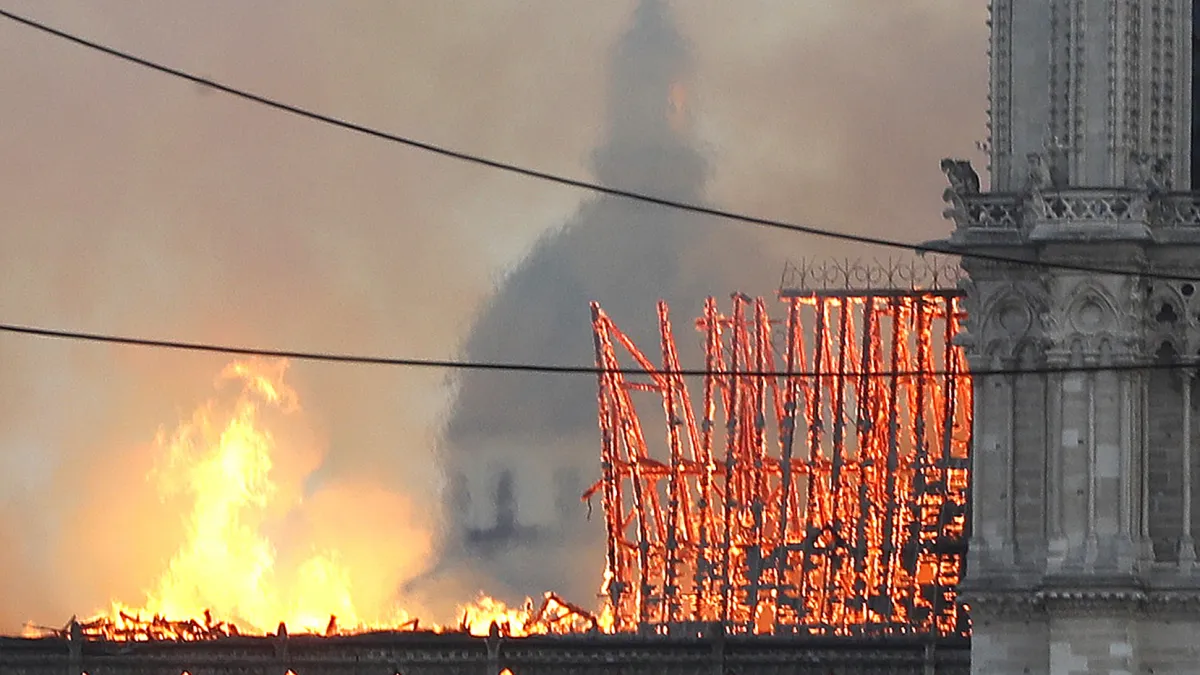 2019年4月15日,法國「巴黎聖母院」大教堂發生嚴重火災。對此消防局表示同時要處理火警與維護古蹟是兩難,既考量不破壞古蹟且要及時滅火,十分考驗消防員專業能力。(AP)