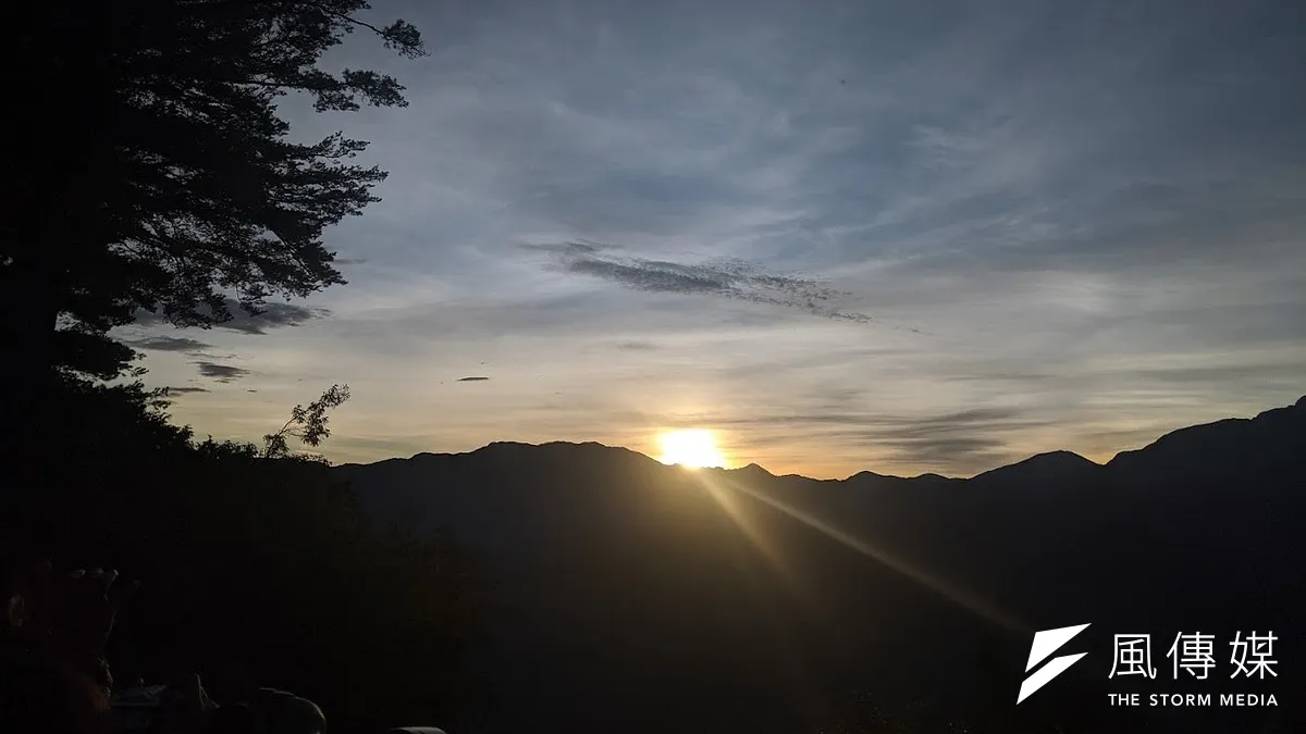 在新年之際最熱血的行程想必就是衝去看日出、感受新年的第一道曙光,趕緊將網友們熱議的熱門元旦日出景點筆記下來吧!(資料照/洪煜勛攝) 在新年之際最熱血的行程想必就是衝去看日出、感受新年的第一道曙光,趕緊將網友們熱議的熱門元旦日出景點筆記下來吧!(資料照/洪煜勛攝)