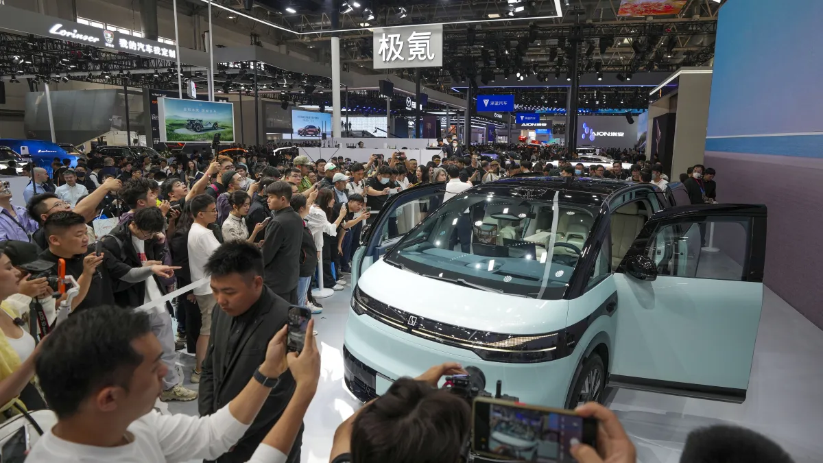 美國財政部長葉倫(Janet Yellen)訪華引發討論中國電動車、太陽能面板和其他乾淨能源產品的產能過剩問題,圖為今年4月中國車展開幕期間,參觀者拍攝極氪汽車。(美聯社)