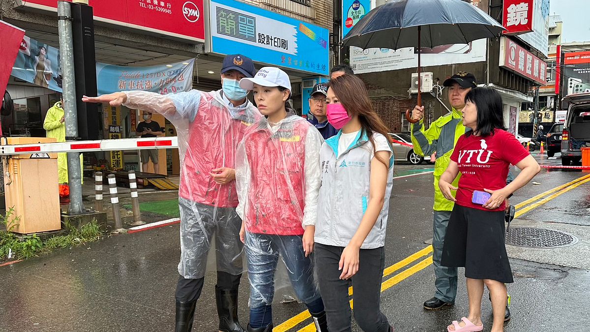 新竹市長高虹安於19日凌晨4點啟動應變措施、5點臉書公告後,即刻出門勘災,並坐鎮現場指揮防災事宜。(圖/新竹市政府提供) 新竹市長高虹安於19日凌晨4點啟動應變措施、5點臉書公告後,即刻出門勘災,並坐鎮現場指揮防災事宜。(圖/新竹市政府提供)