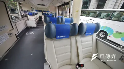 公路總局於26日舉行「北花線車輛美學設計成果」發表記者會,圖為北花線「回遊號」車輛內部設計。(盧逸峰攝)